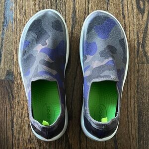 Women’s Oofos Oomg Eezee Midnight Camo. Size 10. Camouflage Slip-On Shoes.